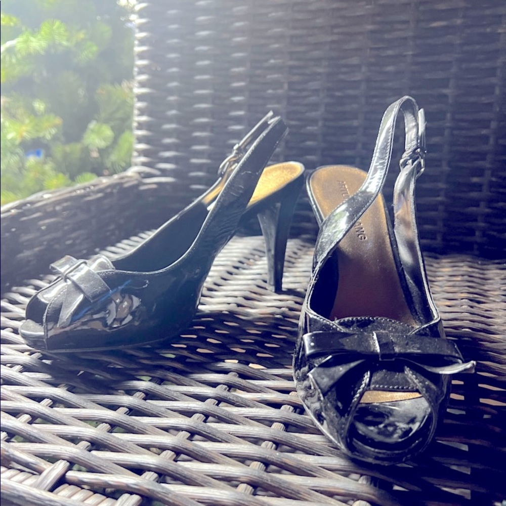 Arturo Chiang shoes: patent leather bow detail sling back peep toe heels / pumps